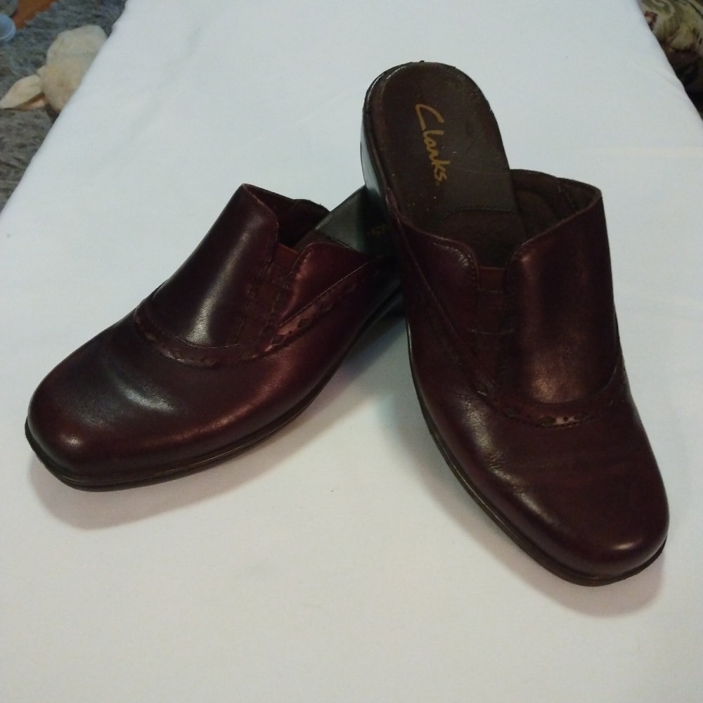 Clark's size 7.5M brown leather mules in EUC